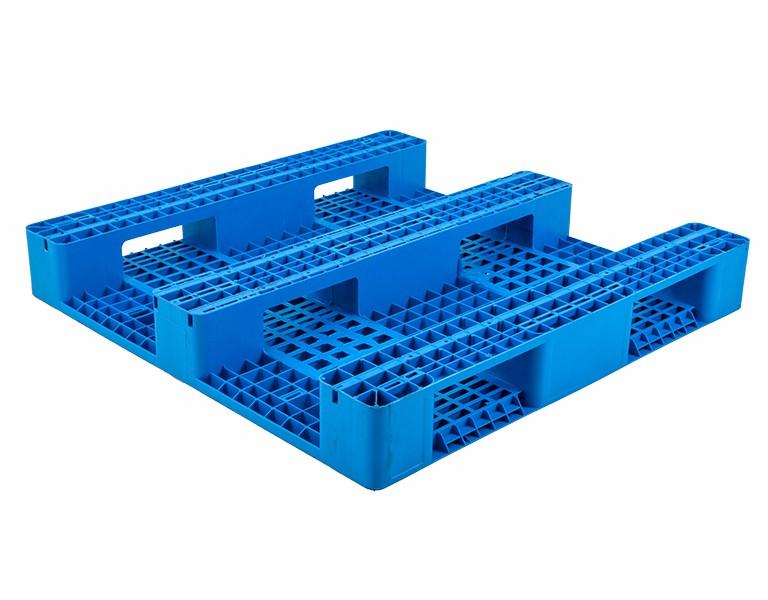 塑料托盤會(huì)受潮嗎？塑料托盤制造商軒盛為您解答