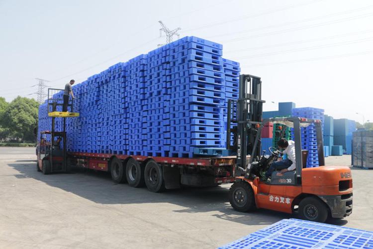 九腳吹塑托盤廠家定制